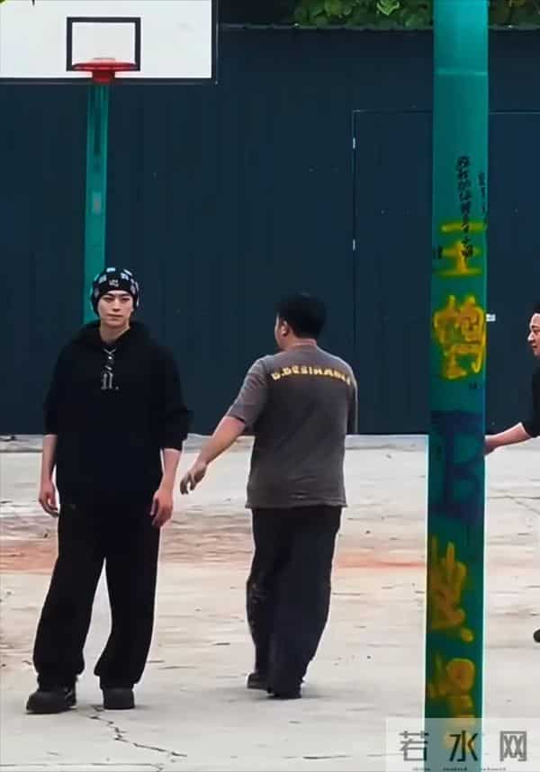 26岁王鹤棣回四川乐山老家,坐三轮车 和农村发小打篮球,轰动家乡