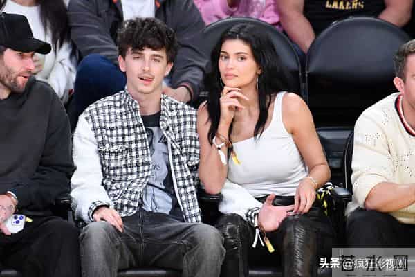 打破分手传言,甜茶高调秀恩爱,好莱坞名媛凯莉詹娜终于得手