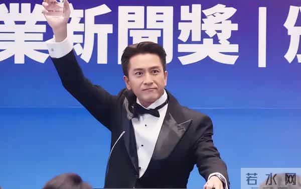 马国明父亲出殡。他手捧遗照神情哀伤，妻子汤洛雯陪伴左右