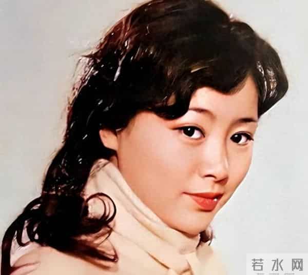 一手好牌打得稀烂！68岁无儿无女的张瑜，给内娱女星敲响了警钟