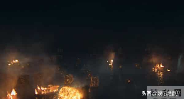 一脸苦相,眼神空洞,表情死板,没李纯的气质,谭凯也带不动她