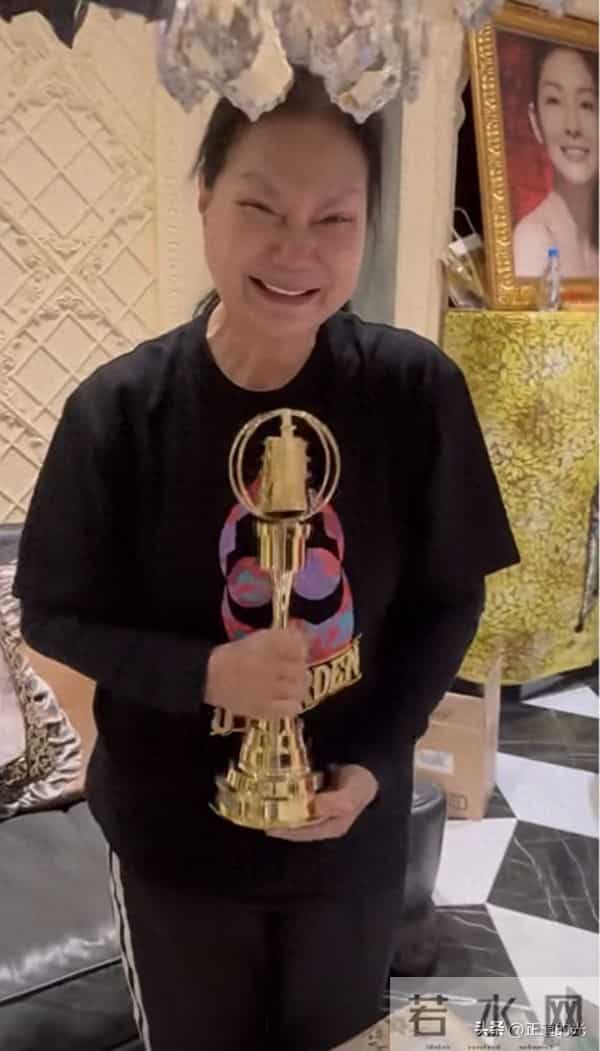 小S送金钟奖杯 S妈哭得面相都变了 家里乱糟糟 大S的遗像旁堆满杂物