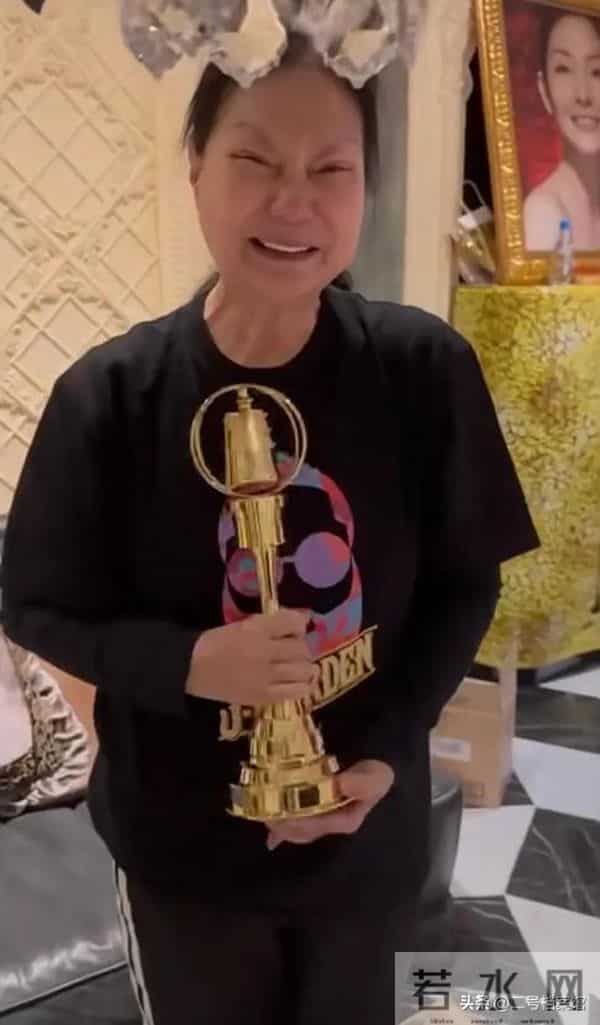 S妈手捧金钟奖落泪，大S相框旁放杂物引争议，爱与不爱真的很明显