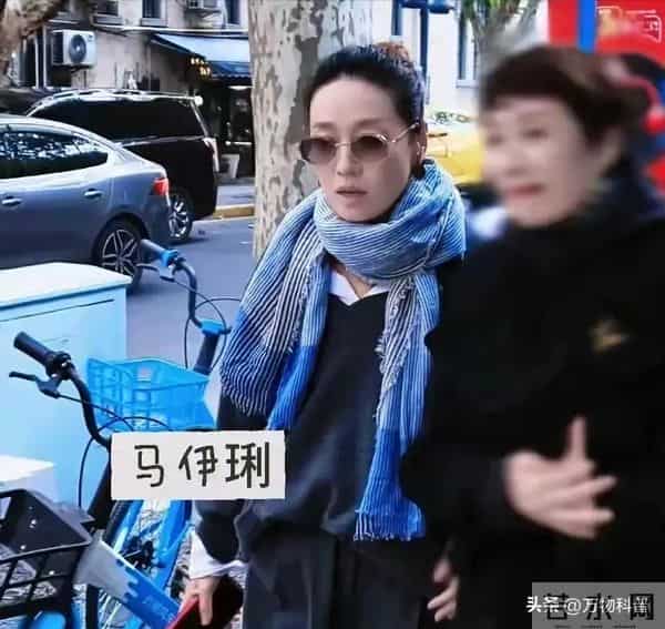 马伊琍参加上戏80周年校庆,文章话剧演出,腰伤复发