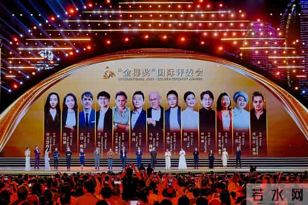 映玲亮相海南岛国际电影节,银裙主持尽显优雅