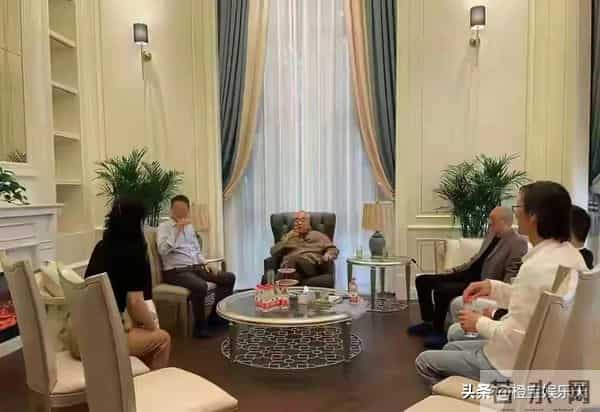 徐萌的“夺嫡模板”,比邓文迪还高明!