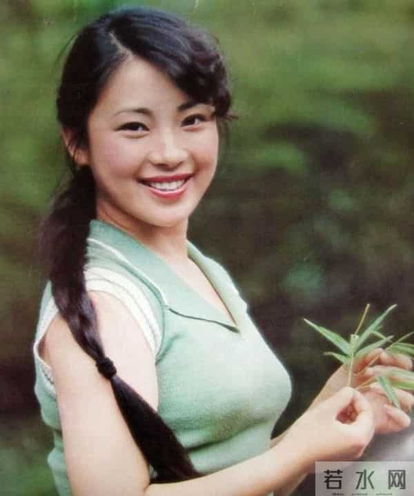 1999年，李连杰和利智结婚一脸兴奋眼神锁定，利智躲着不跟他对视