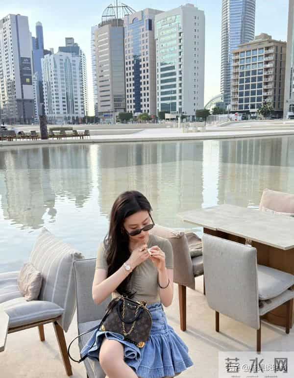 38岁刘亦菲,这170cm身高,穿抽皱T恤+牛仔短裙,真是少女范十足