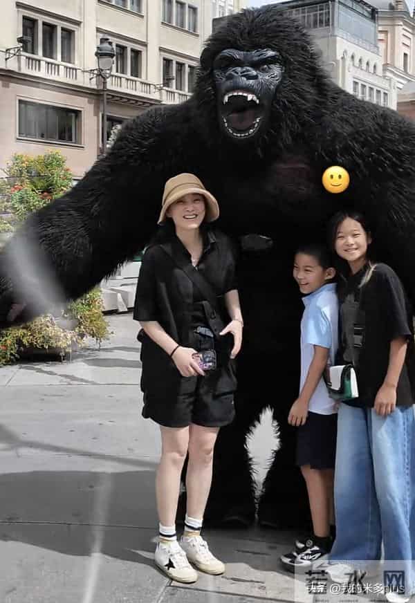 梅婷和弟媳逛街，娘家弟弟也是肿眼皮，大眼袋，12岁女儿打耳洞了