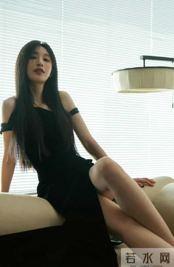 张俪脚怎么这么大？