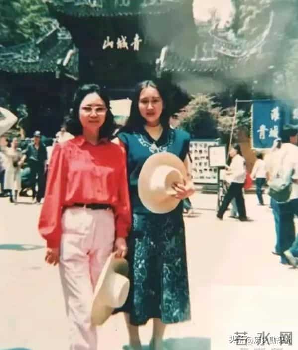 琼瑶和丈夫平鑫涛，在昆明石林旅游时，一张珍贵的合影，很浪漫