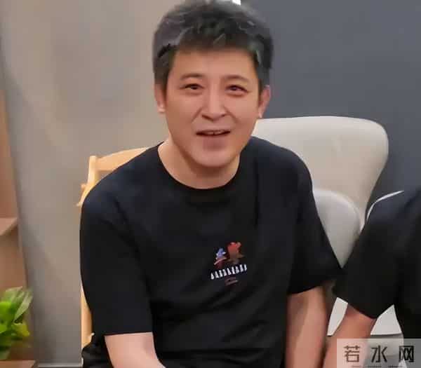 明着吃软饭?多次上春晚竟然全是老婆的功劳,结婚多年被拿捏死