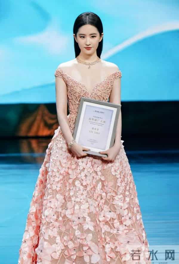 刘亦菲现身阿联酋，离开美颜滤镜，真实状态曝光，两条腿尤为吸睛