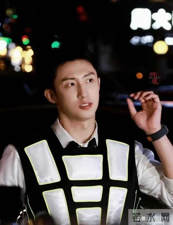 关系藏不住了？黄景瑜被曝有"新恋情"，金晨把腿放到他腿上！