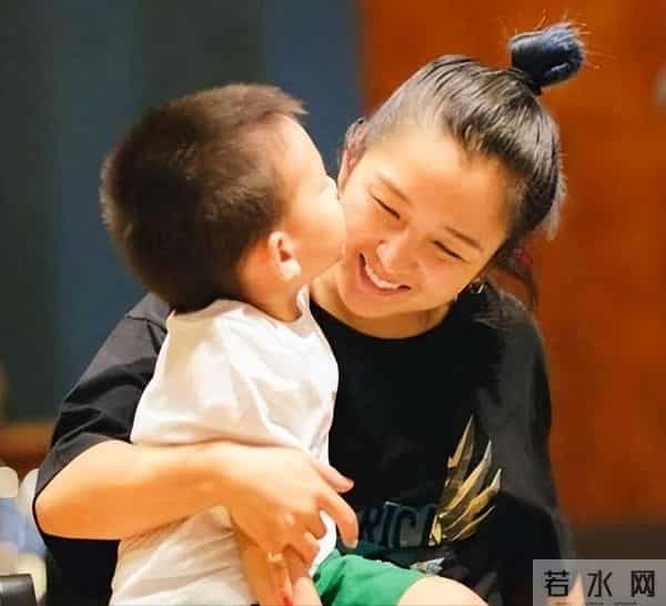 39岁何洁被嘲不忍直视, 腋下勒出副乳肚子三层肉, 养4个娃操劳疲惫