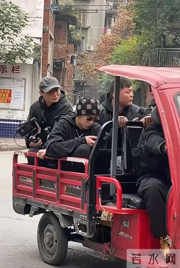 26岁王鹤棣回四川乐山老家,坐三轮车 和农村发小打篮球,轰动家乡