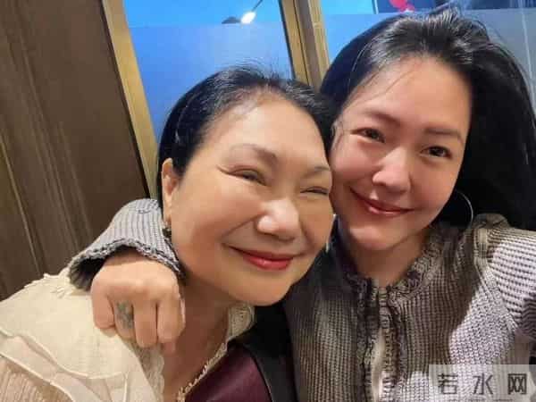 眼睛红肿、面色苍白,S妈状态引发网友担忧,原来她还没走出悲伤