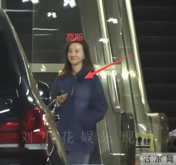 偶遇王阳带妻女逛街,抱女儿画面好温馨,老婆高斯正脸曝光引热议