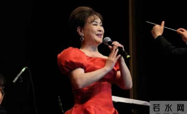 嫁大自己18岁的音乐家，丈夫葬礼却没有露面，如今儿子成她的骄傲