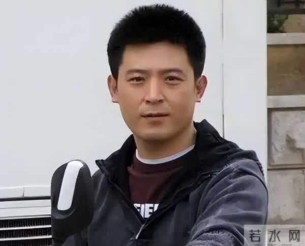 明着吃软饭?多次上春晚竟然全是老婆的功劳,结婚多年被拿捏死