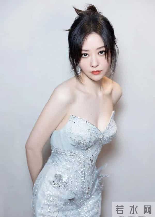 张靓颖 低胸裙