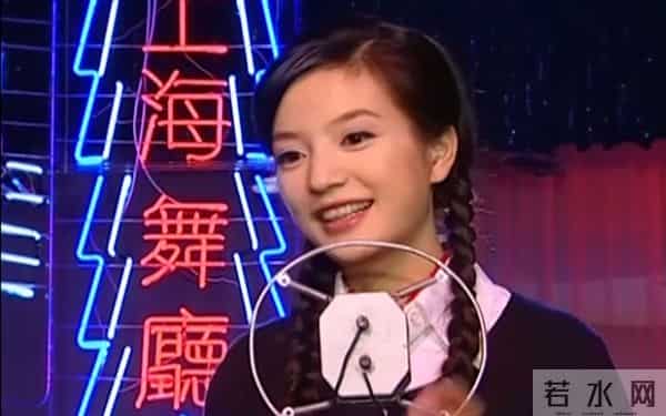 封杀4年后，赵薇带3个助理现身北京机场，脸小一圈引猜测：想复出