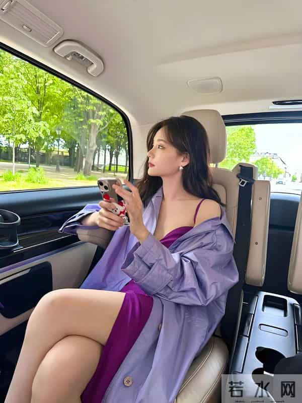 李一桐建模级美腿+慵懒纯欲感,34岁少妇韵味美到犯规