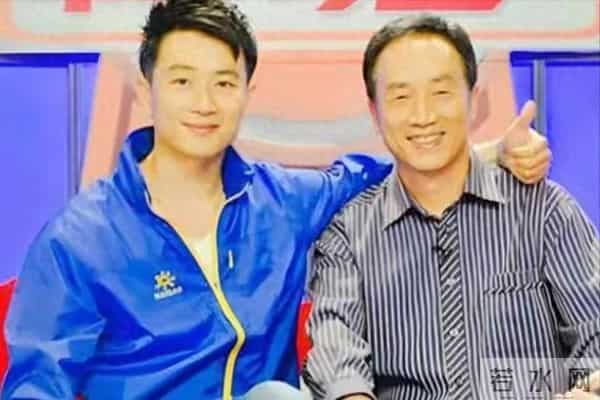 原来他俩是一家人，父亲两获飞天奖是老戏骨，儿子年近50是演技派