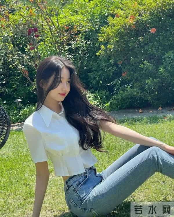 张元英牛仔裤很有青春的味道,鲜美