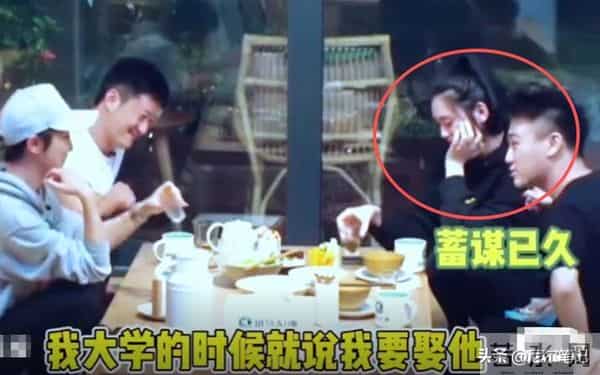 65岁梁安琪带奚梦瑶逛奢店,不敢上扶梯想走没成功,何猷君显尴尬