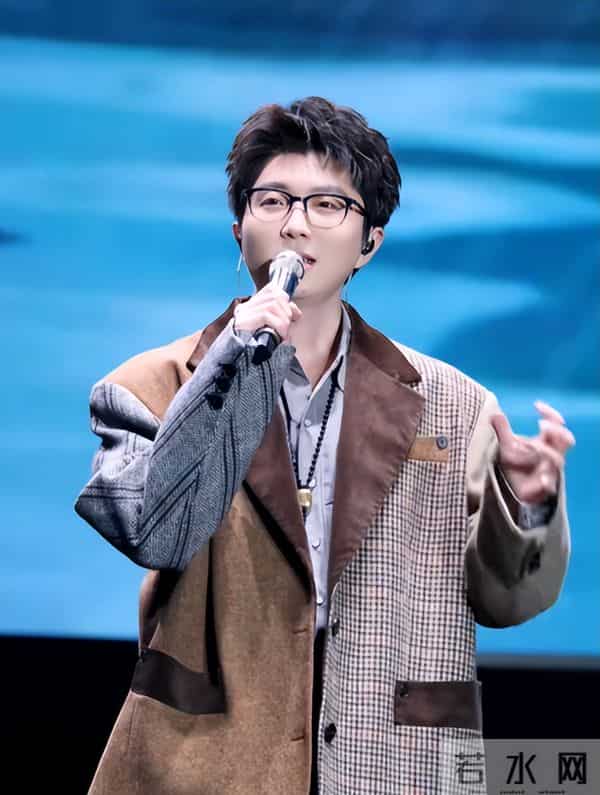 26年央视春晚官宣!8字主题、主标识网友怒赞:今年春晚有点东西