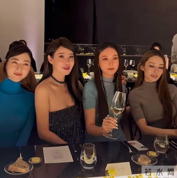 北京酒会“见光死”，高清镜头暴露真实颜值，吉娜“假胸”太尴尬