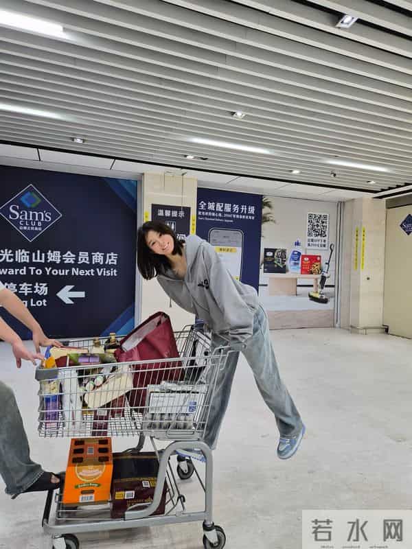 吴艳妮分享松弛生活，灰卫衣搭牛仔裤逛山姆，短发造型尽显灵动美