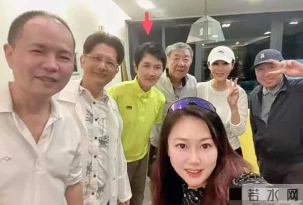 56岁孙楠和朋友在家里聚餐,他的状态好差,整个人暴瘦,脸色憔悴