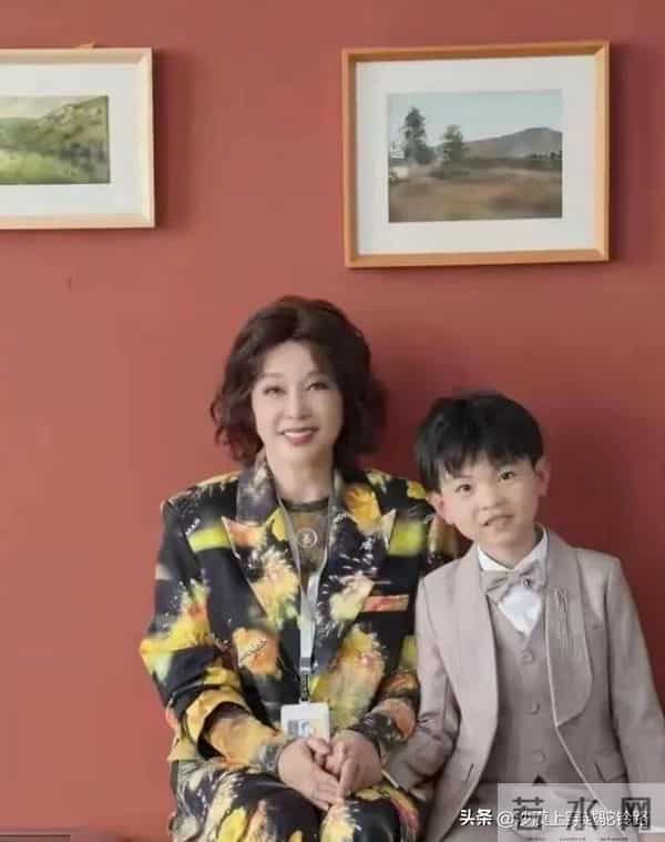 刘晓庆换新发型美到认不出，配上花西装，74岁嫩得像34岁