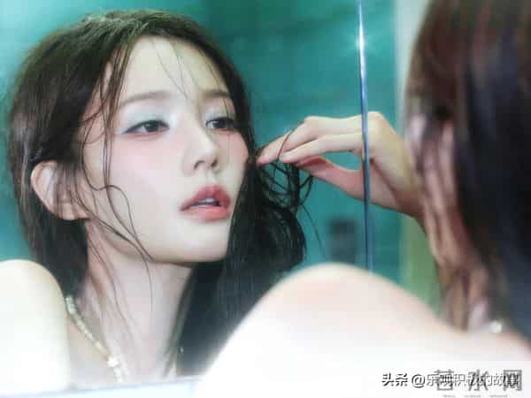 李一桐｜浴室泳装