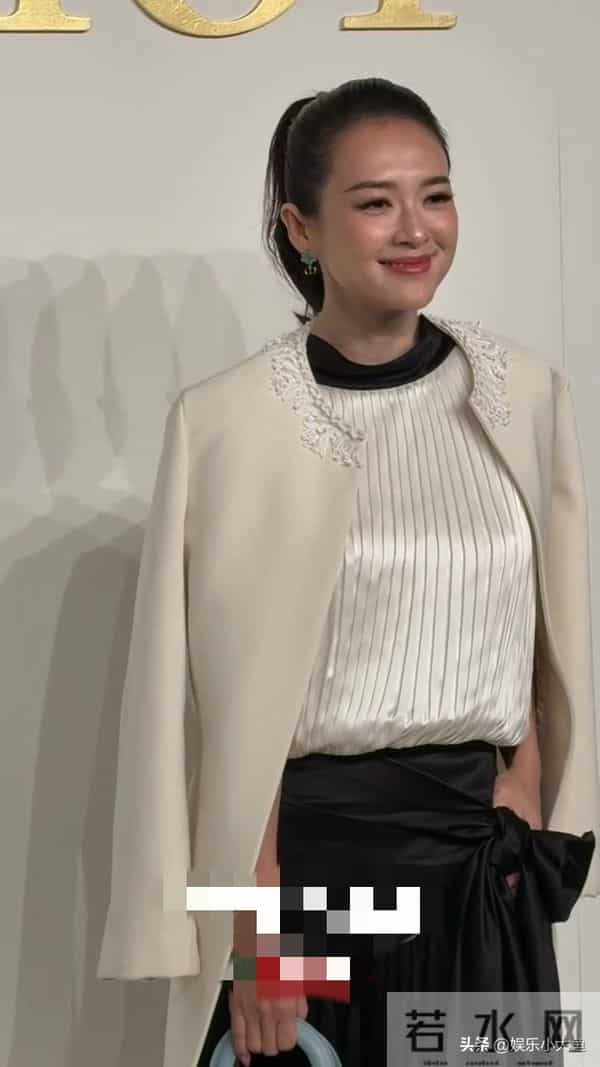 章子怡出席北京Dior之家开幕,穿米色长款外套,压轴出场大气漂亮