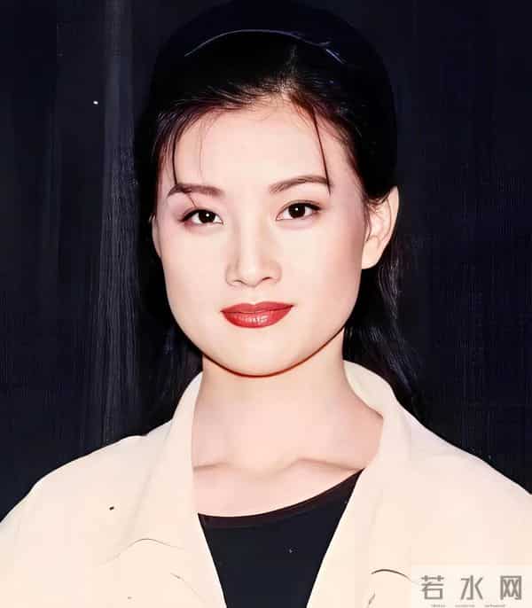 歌唱家宋祖英与弟弟宋祖荣在一起 ，他毕业于长春大学美术系 聋哑人