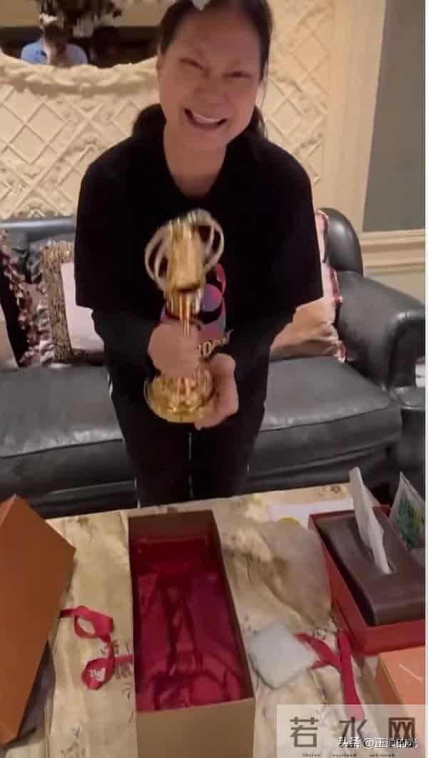 71岁S妈眼歪嘴斜 收到小S金钟奖杯大笑- 补上我的心 在家为大S设灵堂