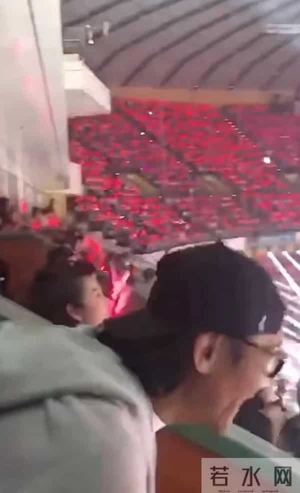 邱淑贞和昆凌坐一起看张学友演唱会，邱淑贞扎高马尾比昆凌漂亮！