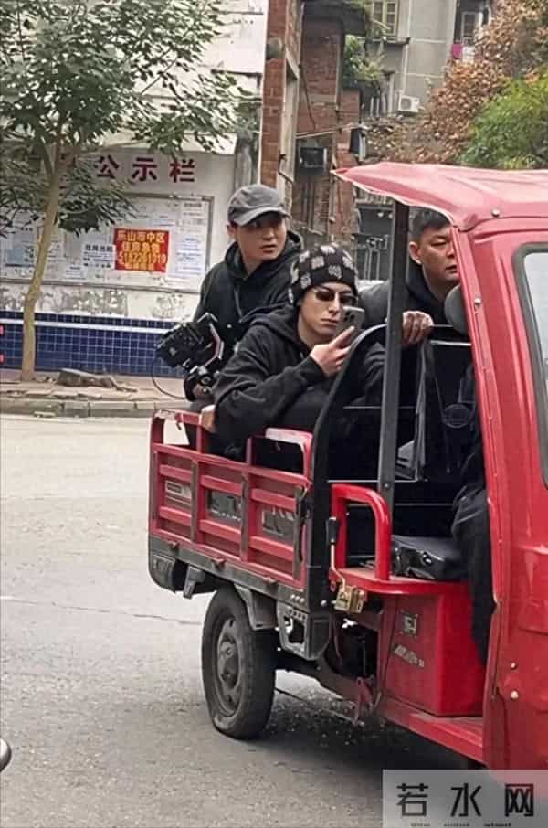 26岁王鹤棣回四川乐山老家,坐三轮车 和农村发小打篮球,轰动家乡