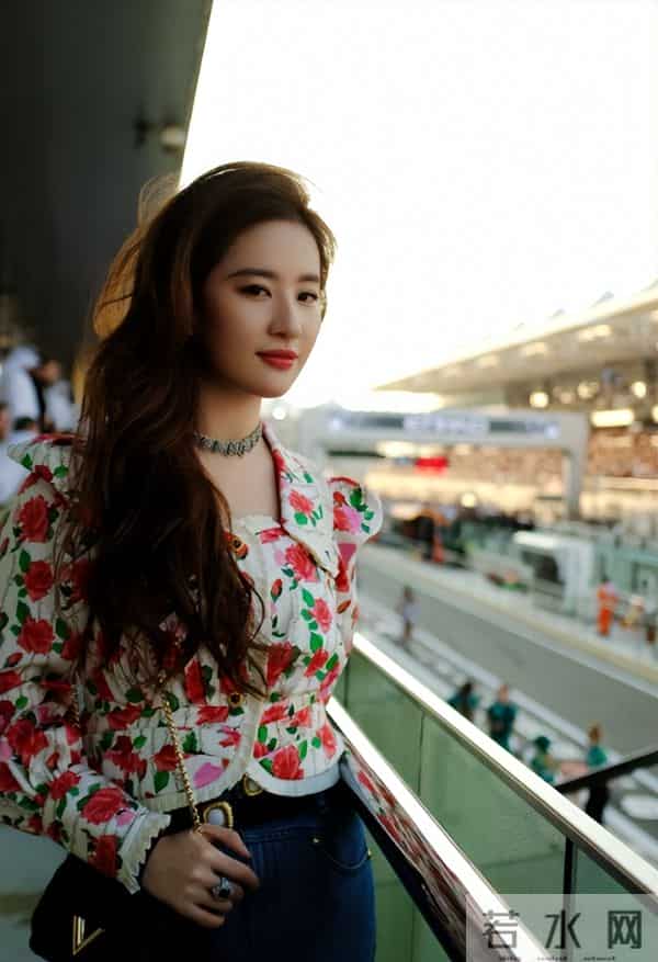 刘亦菲现身阿联酋，离开美颜滤镜，真实状态曝光，两条腿尤为吸睛