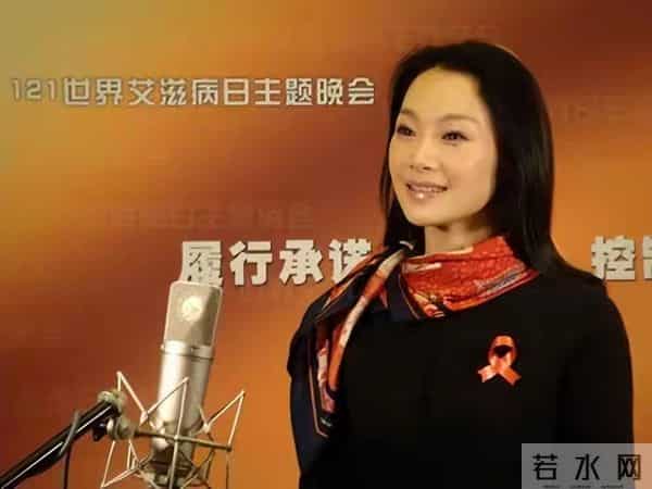 男友病逝后和妈妈抱头痛哭,54岁未婚无儿无女,如今吕薇后悔了吗