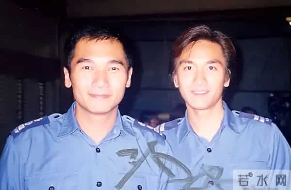 马国明父亲出殡。他手捧遗照神情哀伤，妻子汤洛雯陪伴左右