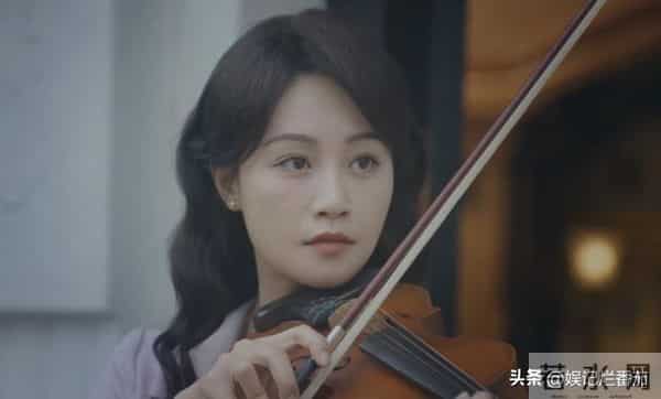 一脸苦相,眼神空洞,表情死板,没李纯的气质,谭凯也带不动她