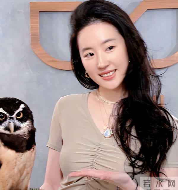 刘亦菲现身阿联酋，离开美颜滤镜，真实状态曝光，两条腿尤为吸睛