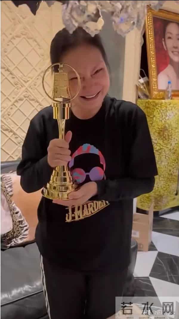 71岁S妈眼歪嘴斜 收到小S金钟奖杯大笑- 补上我的心 在家为大S设灵堂