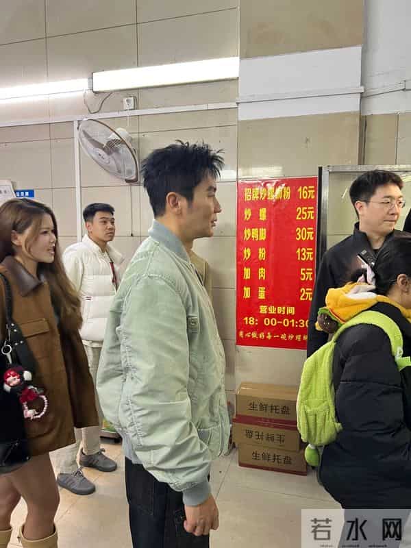 柳州偶遇李晨穿浅绿色棒球衫排队买螺蛳粉！