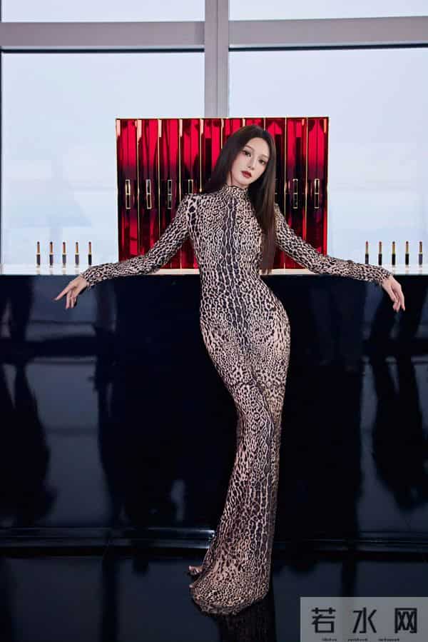 彭小苒这身豹纹衣是真野啊 身材也太好了吧！