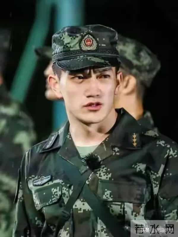 38岁张馨予晒近照,穿卫衣扎马尾似20岁,何捷真把她宠成了小女孩